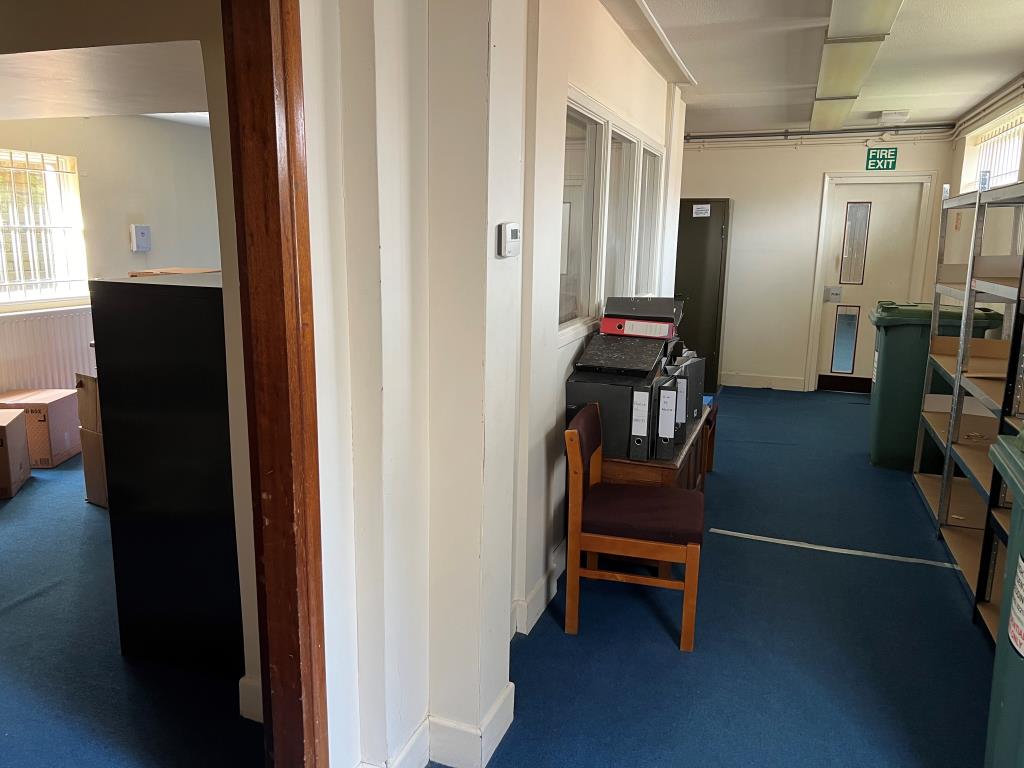 Lot: 122 - FREEHOLD TOWN CENTRE BUILDING WITH POTENTIAL - Ground floor offices